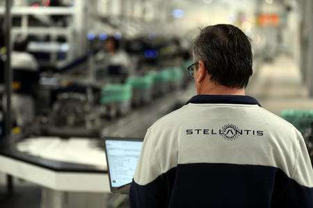 Stellantis cambia strategia sull’elettrico: il “reset” di Filosa costa 22 miliardi